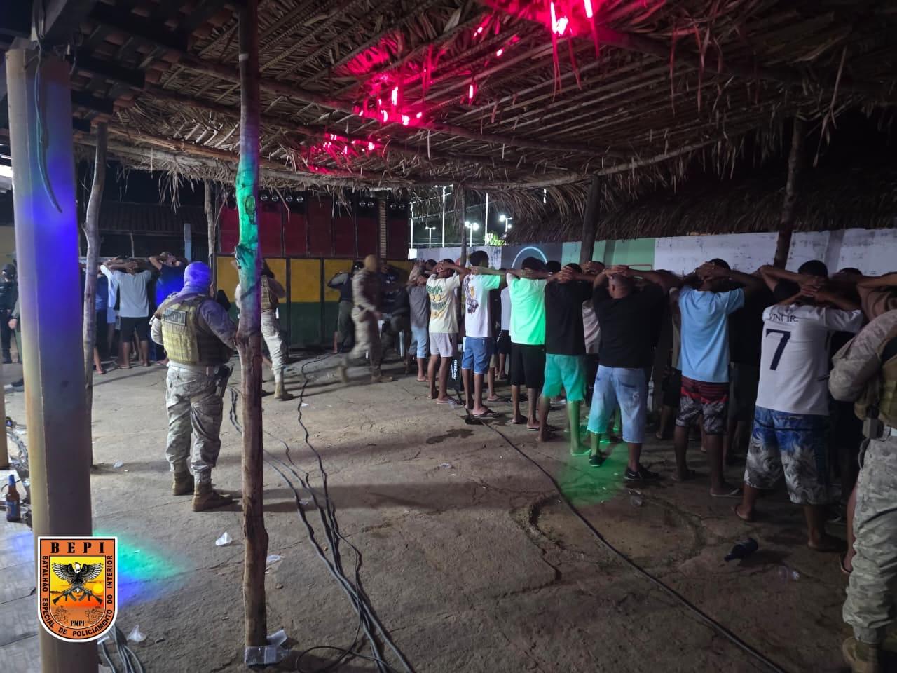Baile de reggae é alvo da PM e resulta em prisão, apreensão de arma e drogas no Norte do Piauí