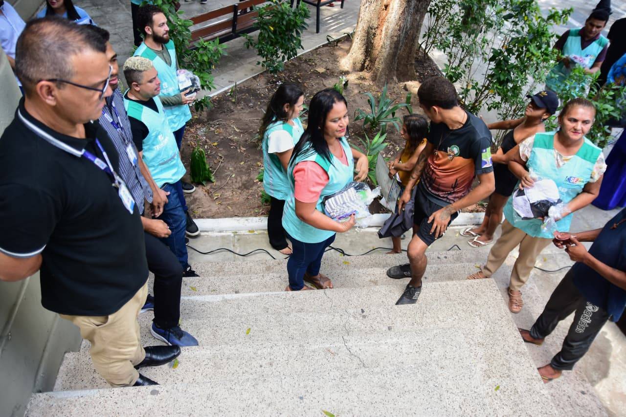 Entrega de banheiro móvel para as pessoas em situação de rua