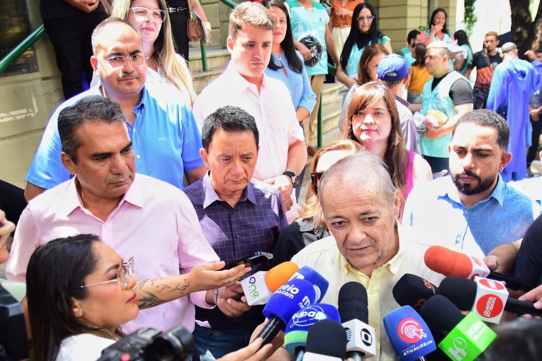 Entrega de banheiro móvel para as pessoas em situação de rua