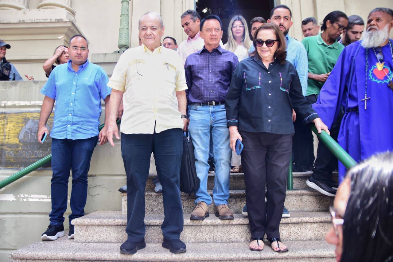 Entrega de banheiro móvel para as pessoas em situação de rua