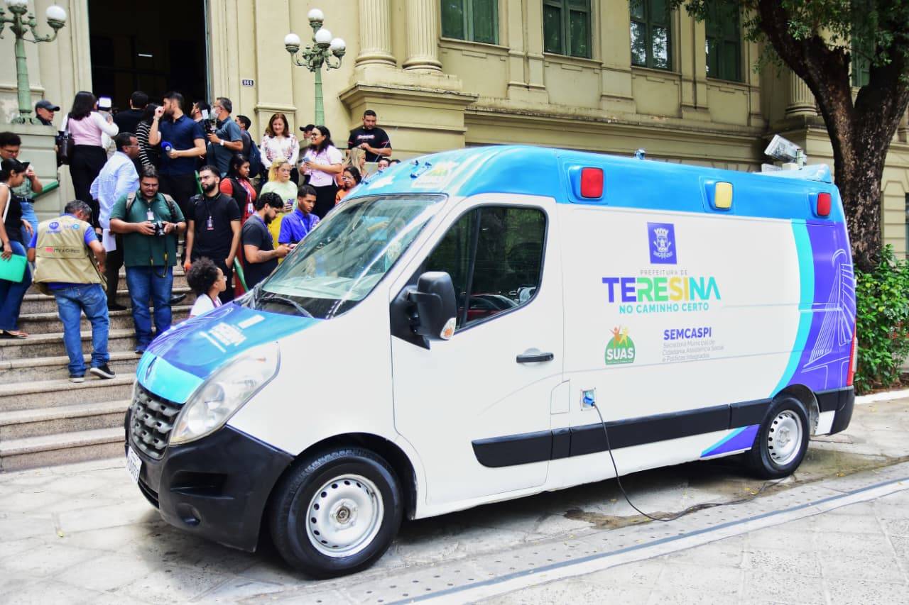 Entrega de banheiro móvel para as pessoas em situação de rua