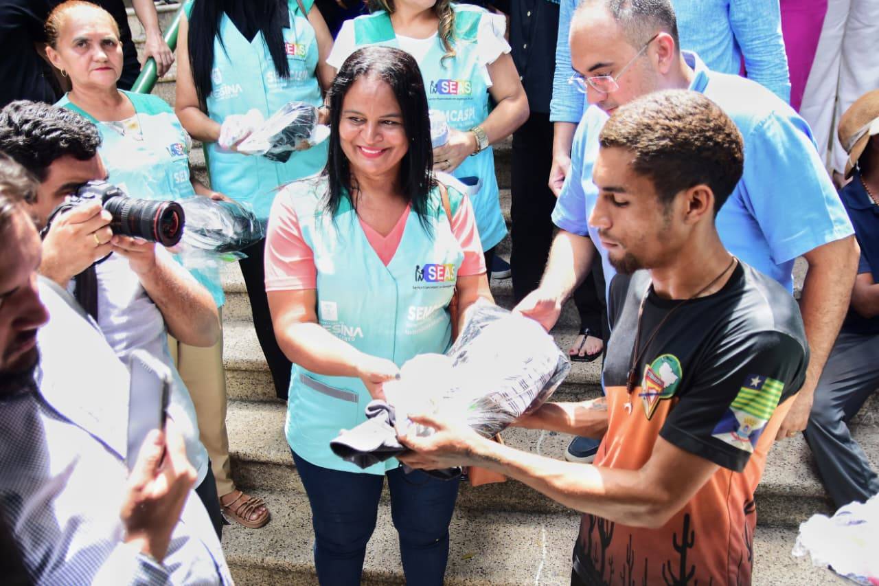 Entrega de banheiro móvel para as pessoas em situação de rua