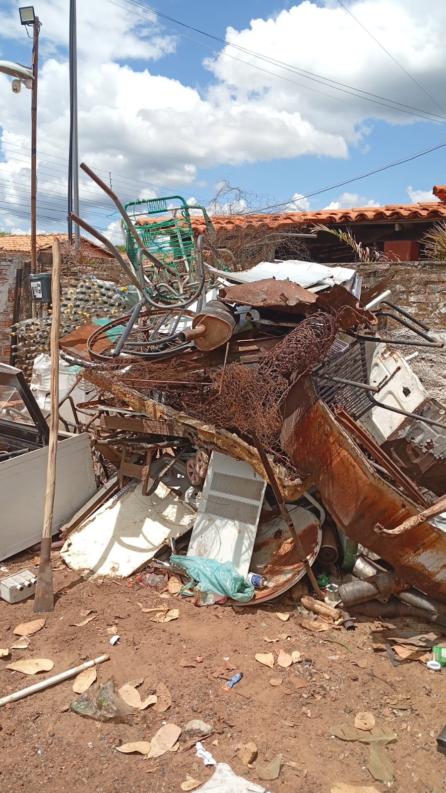 O que começou com a compra de pequenas quantidades de material reciclável acabou se transformando na estruturação de um ferro-velho no município