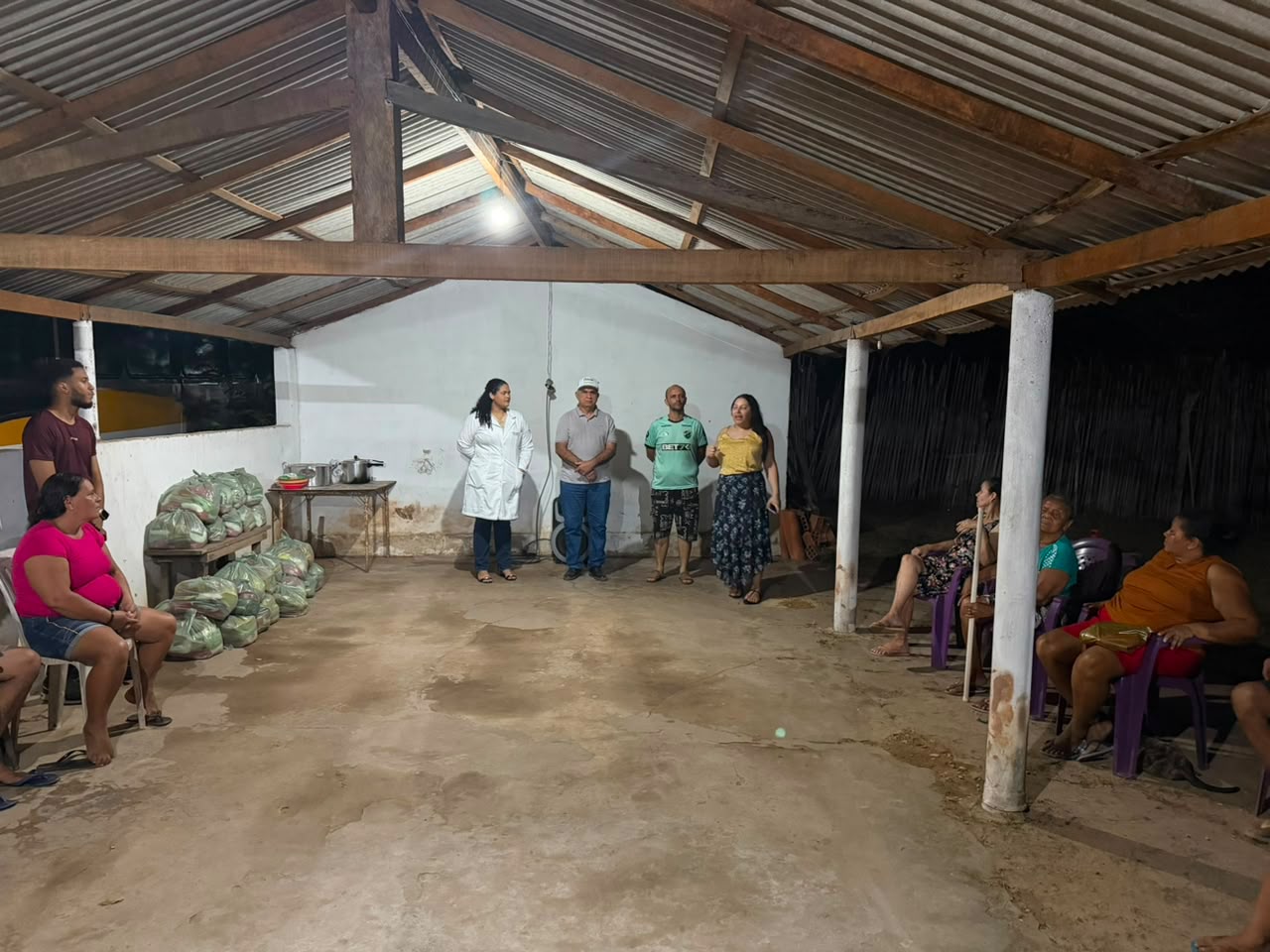 Prefeito de Pau d’Arco do Piauí realiza entrega de cestas básicas em Pau d’Arco do Piauí