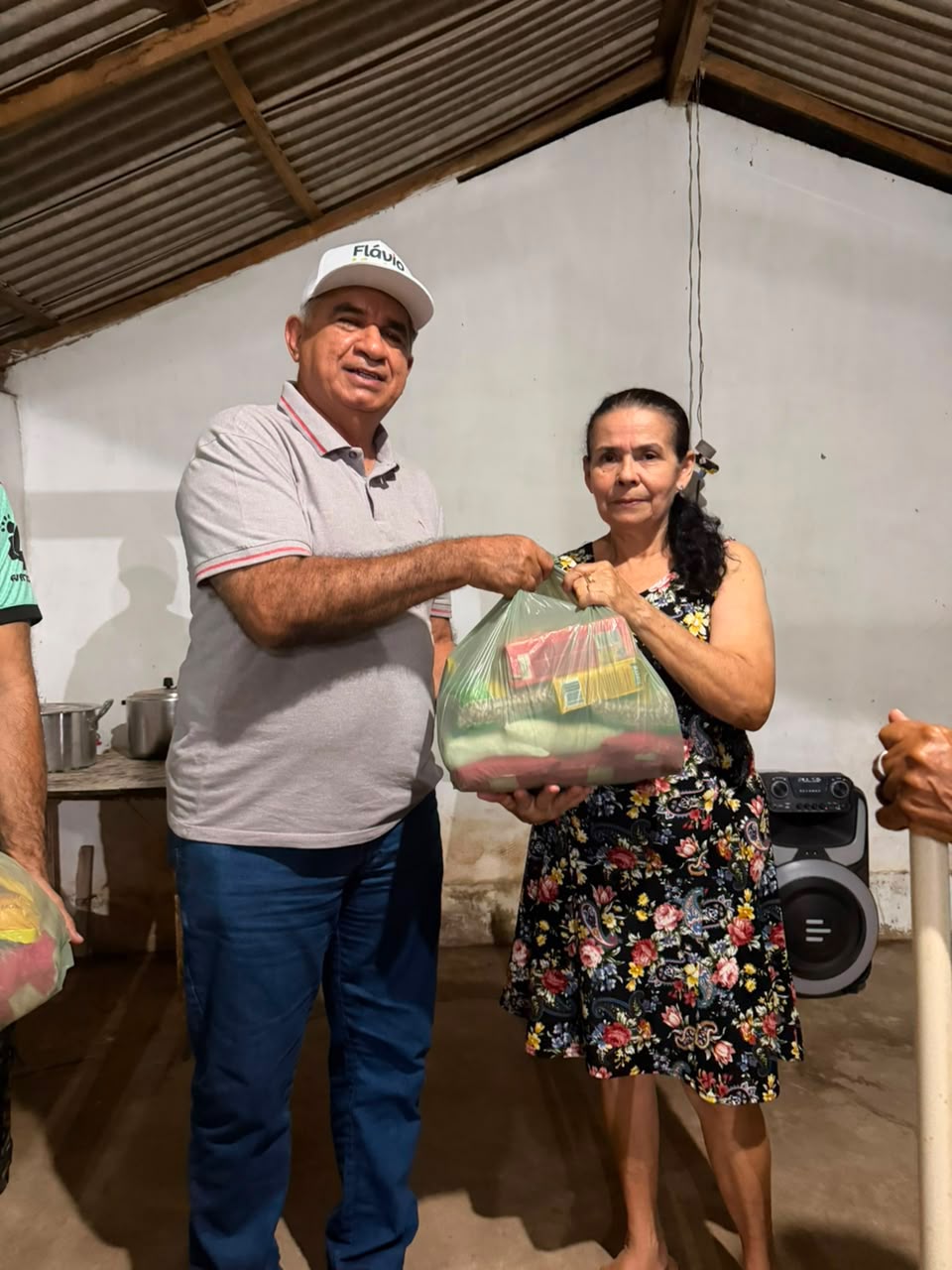 Prefeito de Pau d’Arco do Piauí realiza entrega de cestas básicas em Pau d’Arco do Piauí