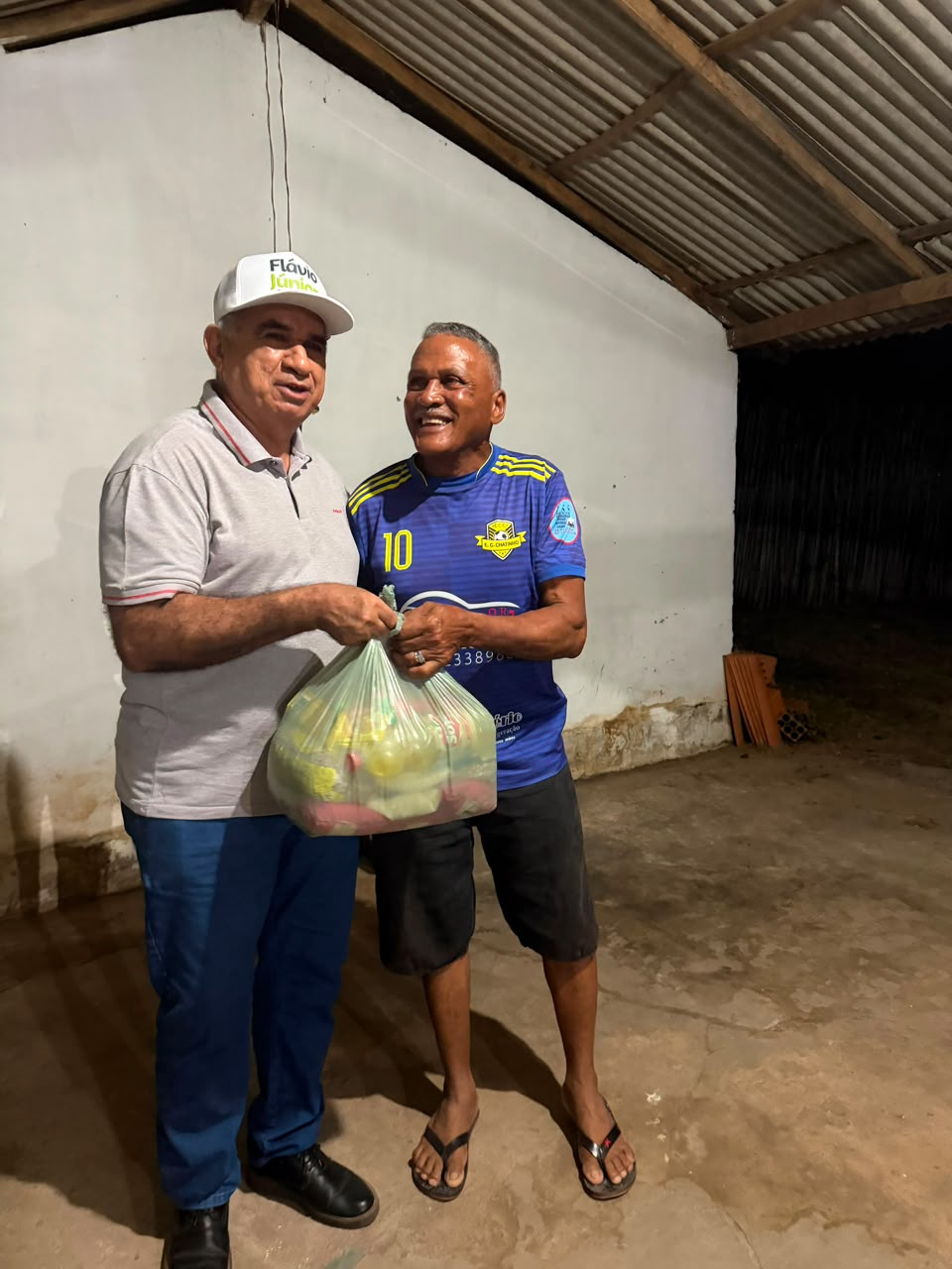 Prefeito de Pau d’Arco do Piauí realiza entrega de cestas básicas em Pau d’Arco do Piauí