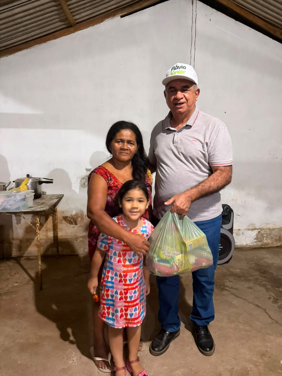 Prefeito de Pau d’Arco do Piauí realiza entrega de cestas básicas em Pau d’Arco do Piauí