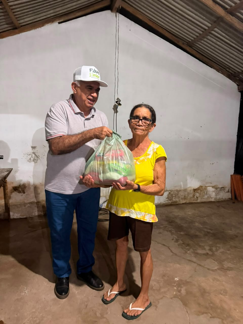 Prefeito de Pau d’Arco do Piauí realiza entrega de cestas básicas em Pau d’Arco do Piauí