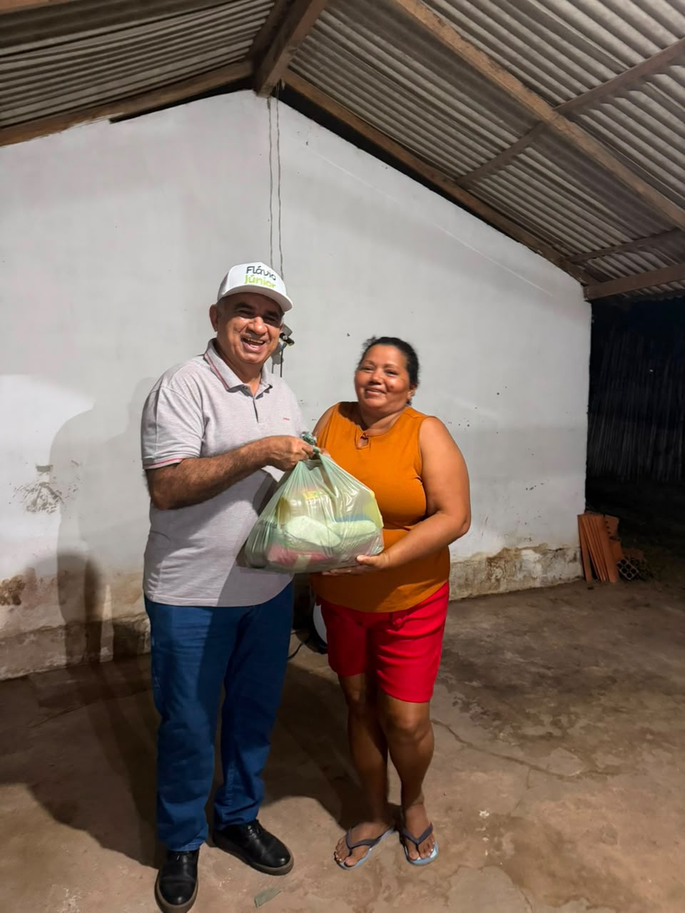 Prefeito de Pau d’Arco do Piauí realiza entrega de cestas básicas em Pau d’Arco do Piauí