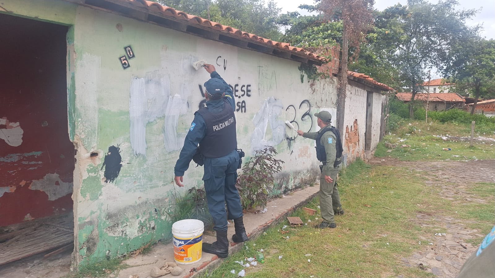 Operação remove pichações com referências a organizações criminosas no litoral do Piauí
