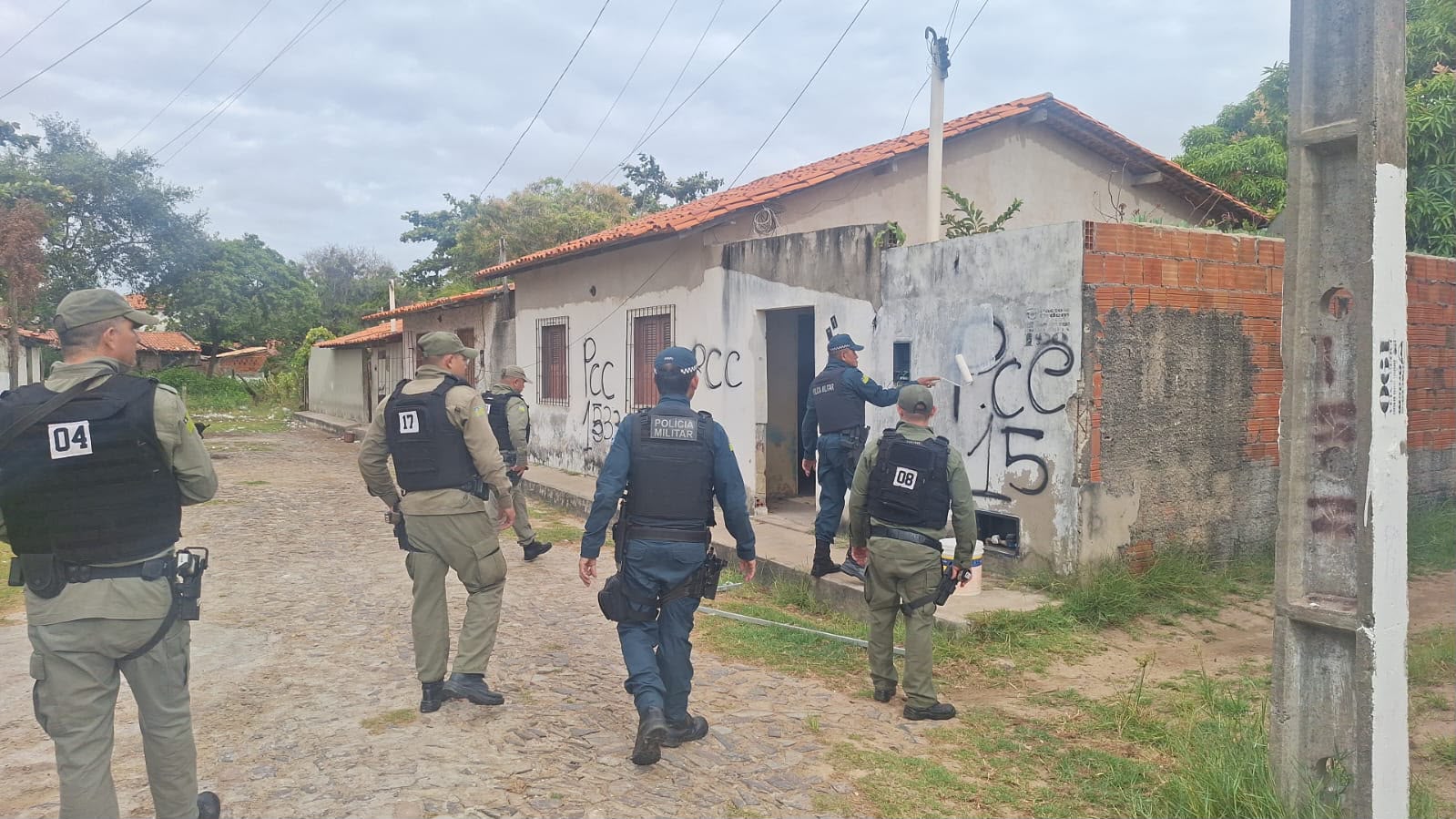Operação remove pichações com referências a organizações criminosas no litoral do Piauí