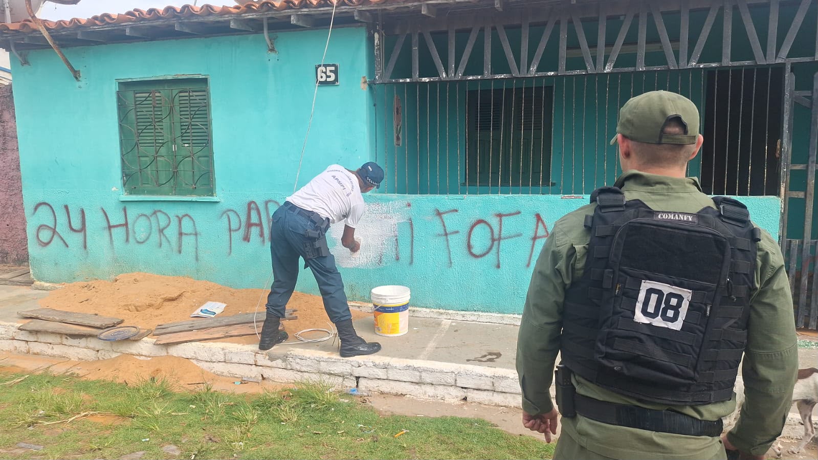 Operação remove pichações com referências a organizações criminosas no litoral do Piauí
