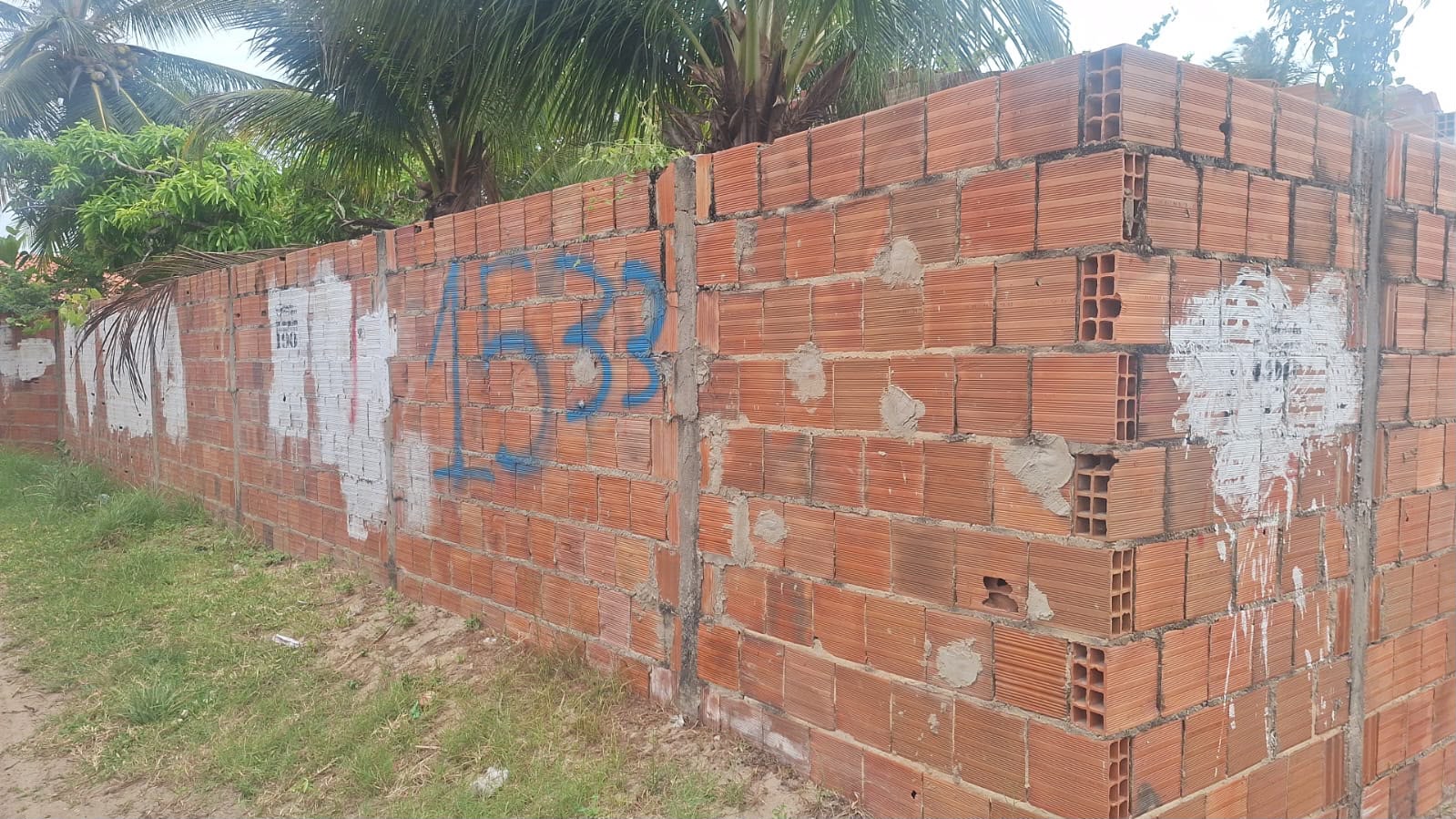 Operação remove pichações com referências a organizações criminosas no litoral do Piauí