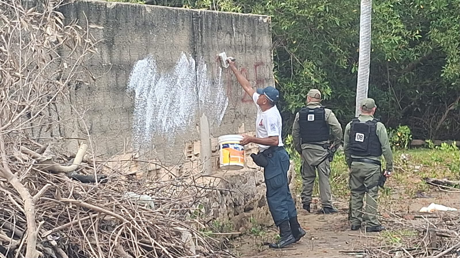 Operação remove pichações com referências a organizações criminosas no litoral do Piauí