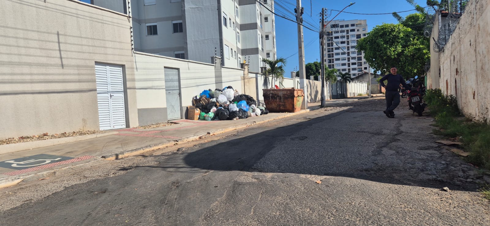 Com uma semana sem coleta, lixo se acumula nas calçadas de casas e condomínios em Teresina a espera de novas empresas