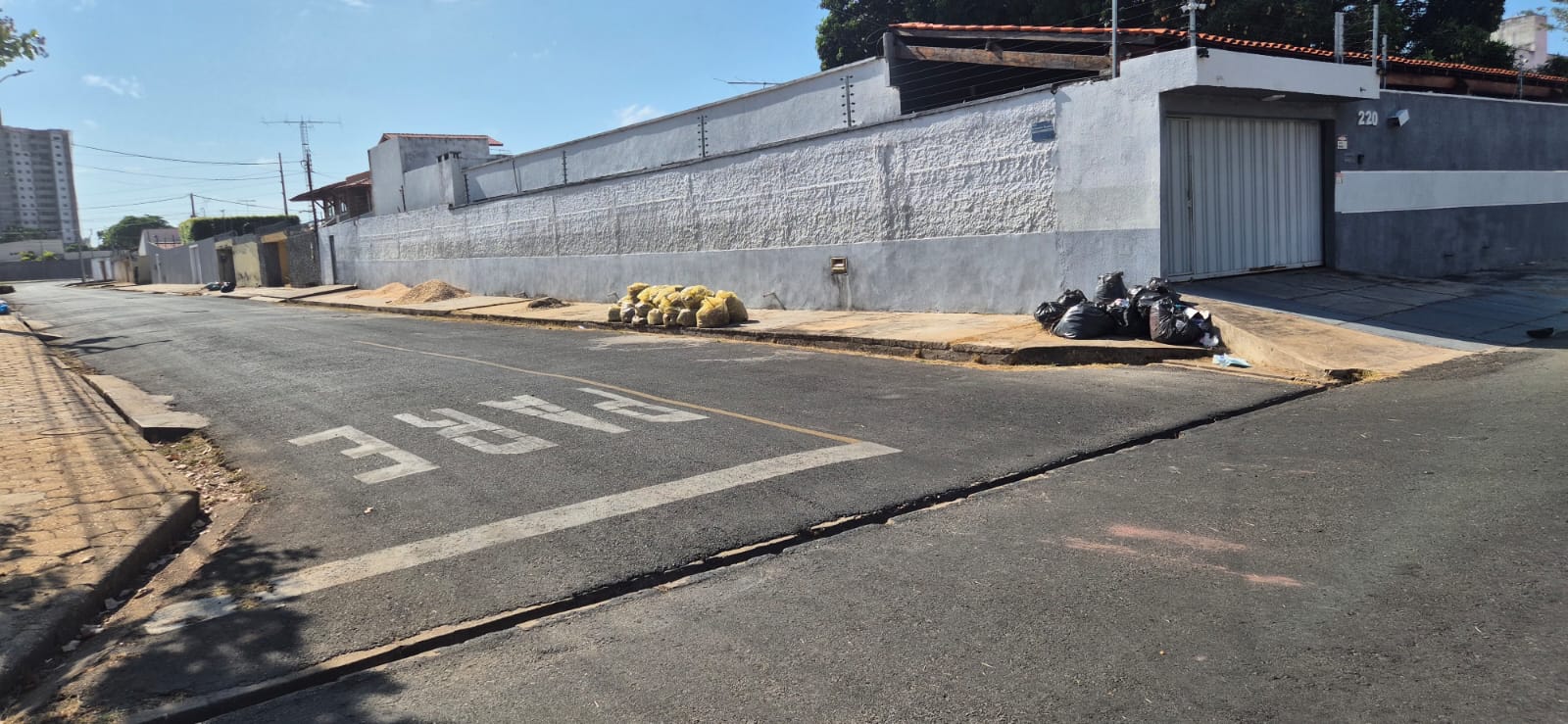 Com uma semana sem coleta, lixo se acumula nas calçadas de casas e condomínios em Teresina a espera de novas empresas
