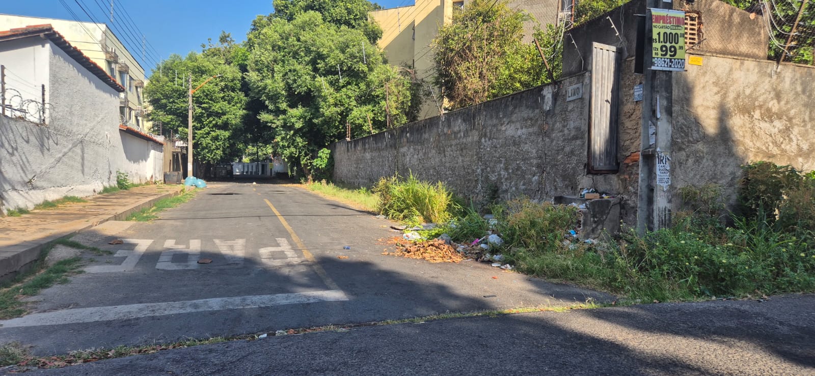 Com uma semana sem coleta, lixo se acumula nas calçadas de casas e condomínios em Teresina a espera de novas empresas